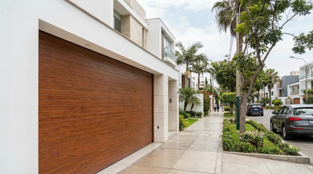 Puerta de garaje enrollable tipo madera entrada residencial